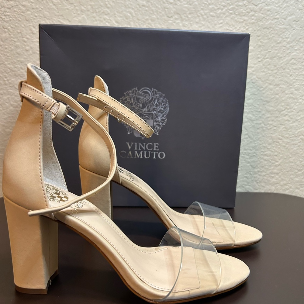 NEW Vince Camuto Gray Shoe Box with Pink Stripe
SIZE 5/12/ M